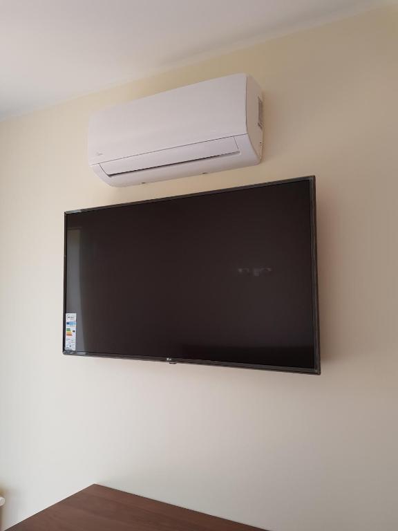 TV a/nebo společenská místnost v ubytování Apartamenty Dom Saski 10 minut od Centrum Warszawy