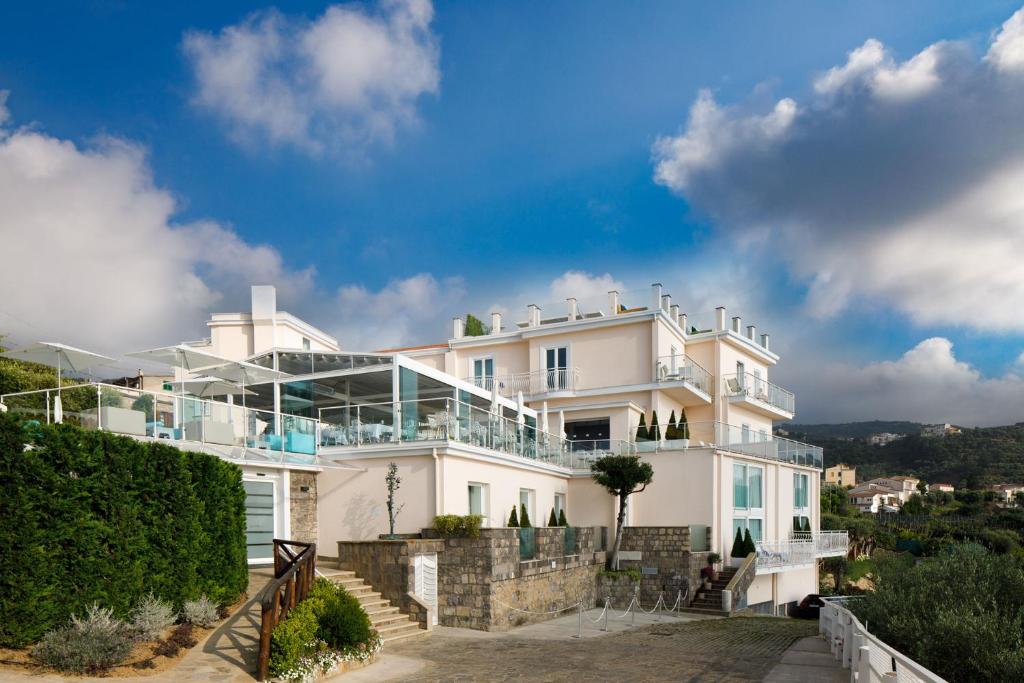 Nespecifikovaný výhled na hory nebo výhled na hory při pohledu z hotelu