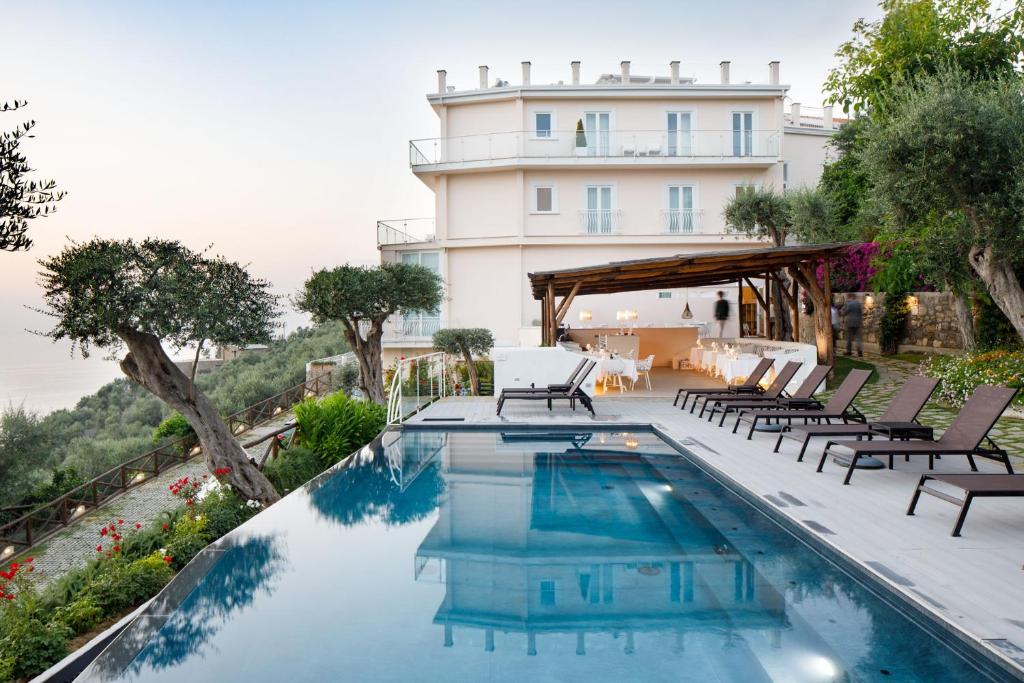 Bazén v ubytování Villa Fiorella Art Hotel nebo v jeho okolí