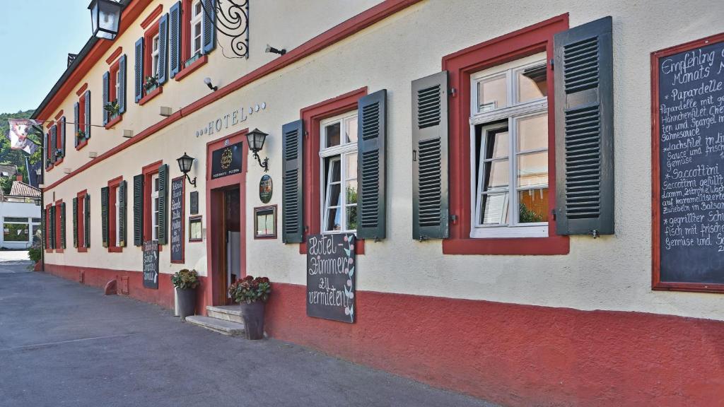 un edificio con un cartel en el costado en Das Lamm Heidelberg, en Heidelberg