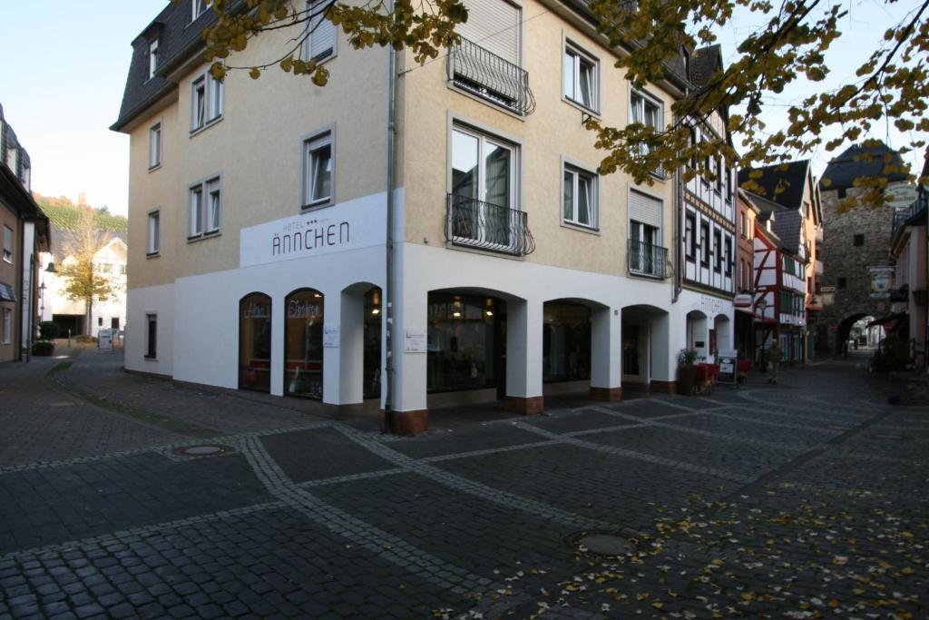 ein Gebäude auf einer Straße vor einem Gebäude in der Unterkunft Hotel Ännchen in Bad Neuenahr-Ahrweiler