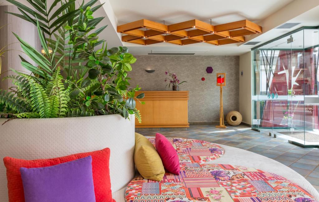 Postel nebo postele na pokoji v ubytování Flisvos Royal Hotel & Suites