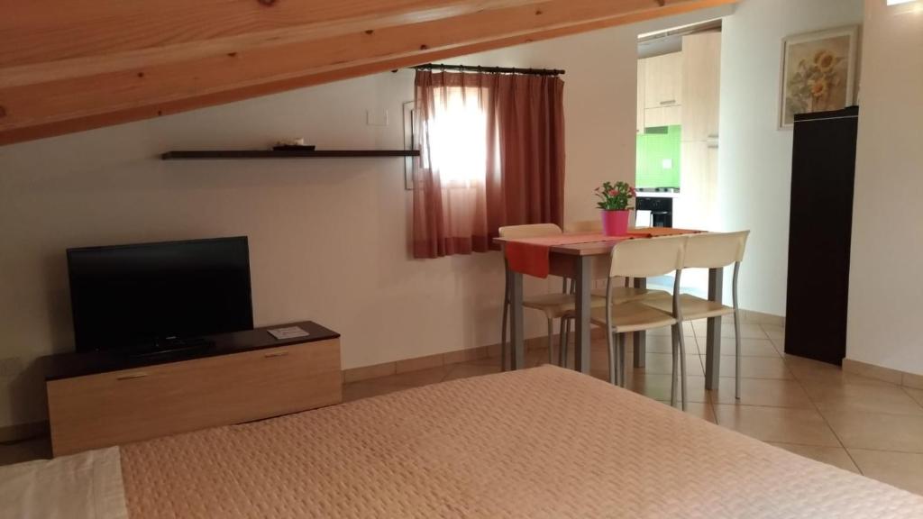 sypialnia z łóżkiem i stołem z telewizorem w obiekcie Residence Ilario Suite Hotel w mieście Riccione