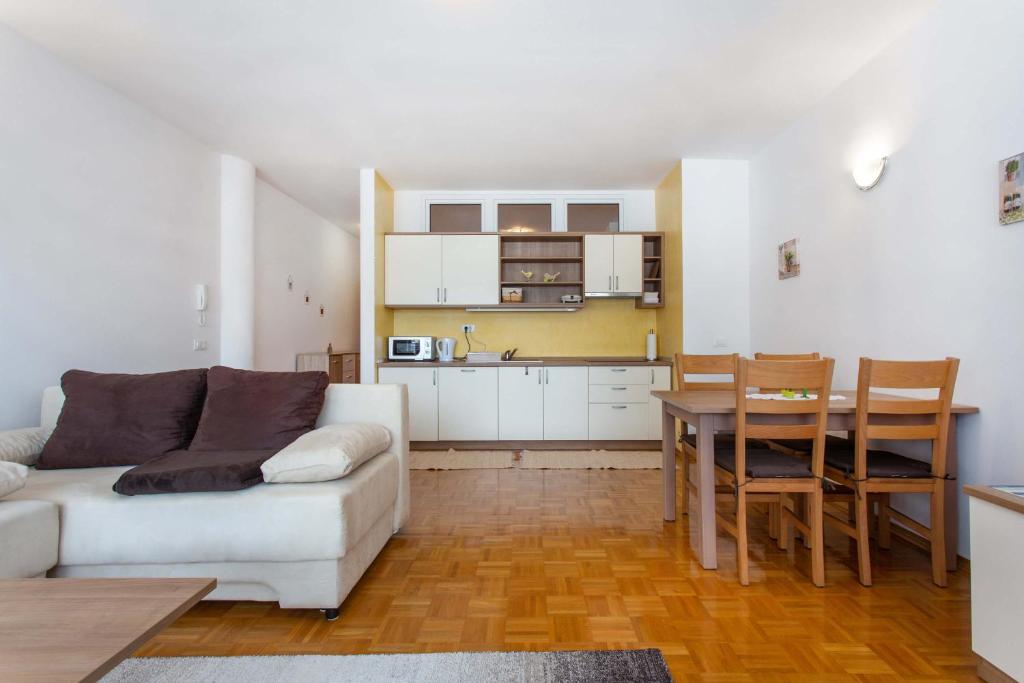 Il comprend un salon avec un canapé et une table. dans l'établissement Apartma Luna, à Kranjska Gora