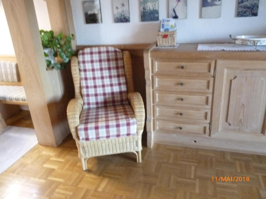 ゾントホーフェンにあるFerienwohnung Soyerのリビングルーム(椅子、ドレッサー付)