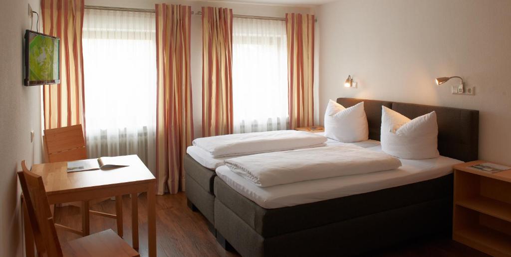 Postel nebo postele na pokoji v ubytování Goldene Traube
