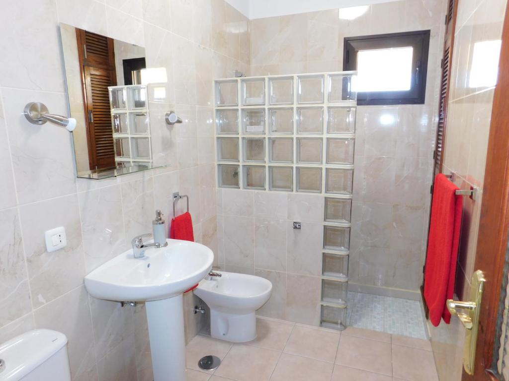 A bathroom at El Roquito Ocean View
