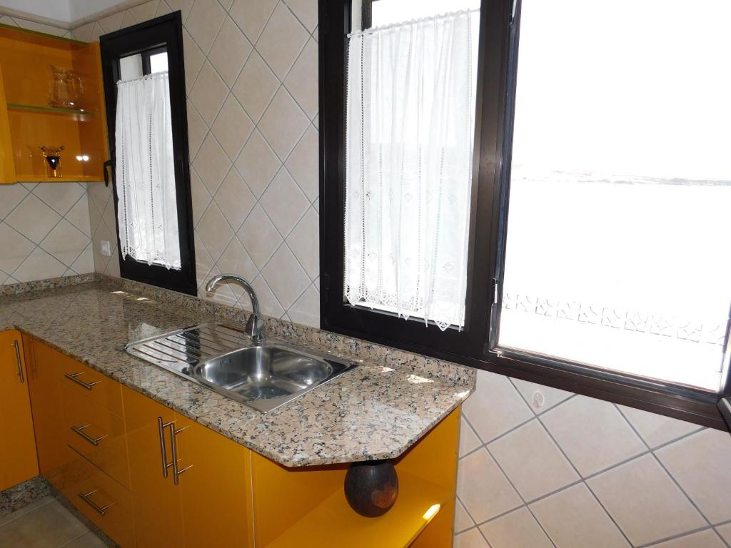 A kitchen or kitchenette at El Roquito Ocean View