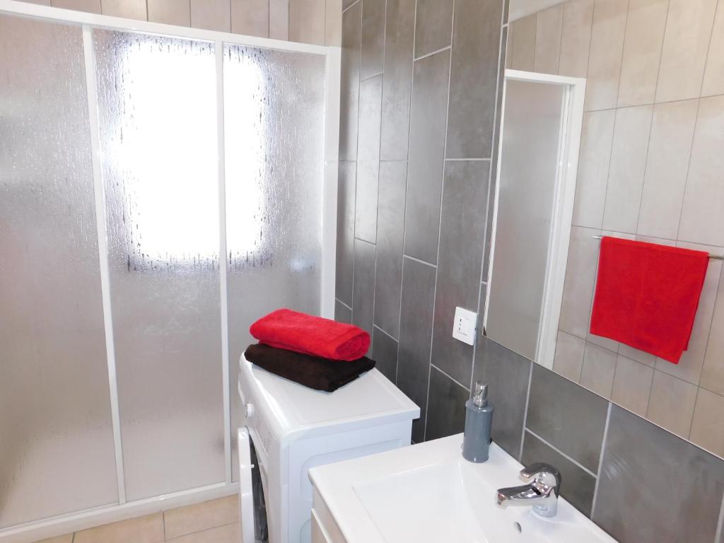 A bathroom at El Roquito Ocean View