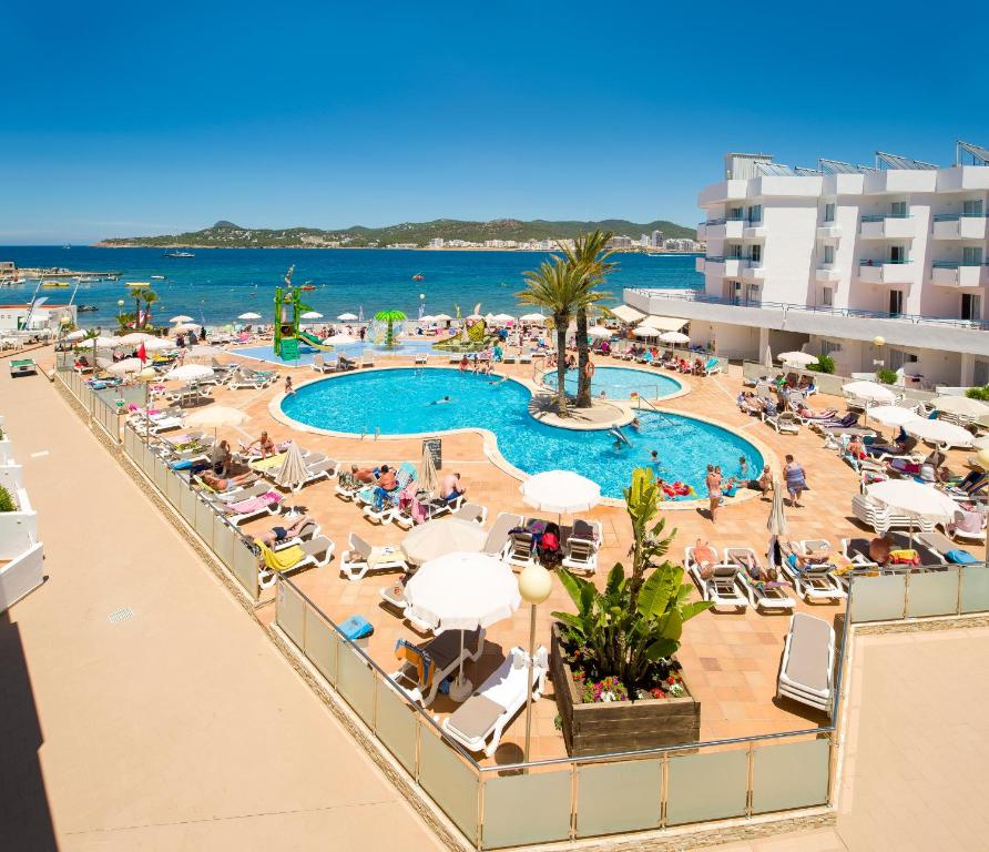 una vista aérea de una piscina en un complejo en Playa Bella Apartments, en Bahía de San Antonio