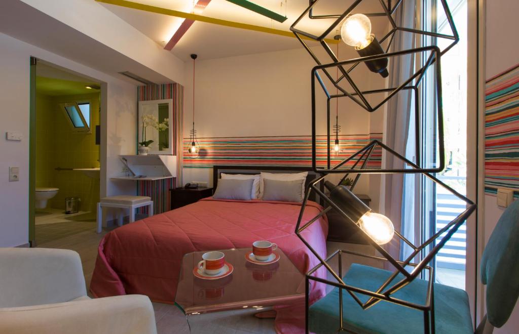 Postel nebo postele na pokoji v ubytování Flisvos Royal Hotel & Suites