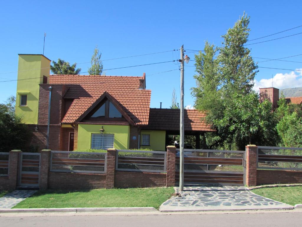 una casa con una valla delante de ella en Chalet Individual Maiten 2 en Merlo