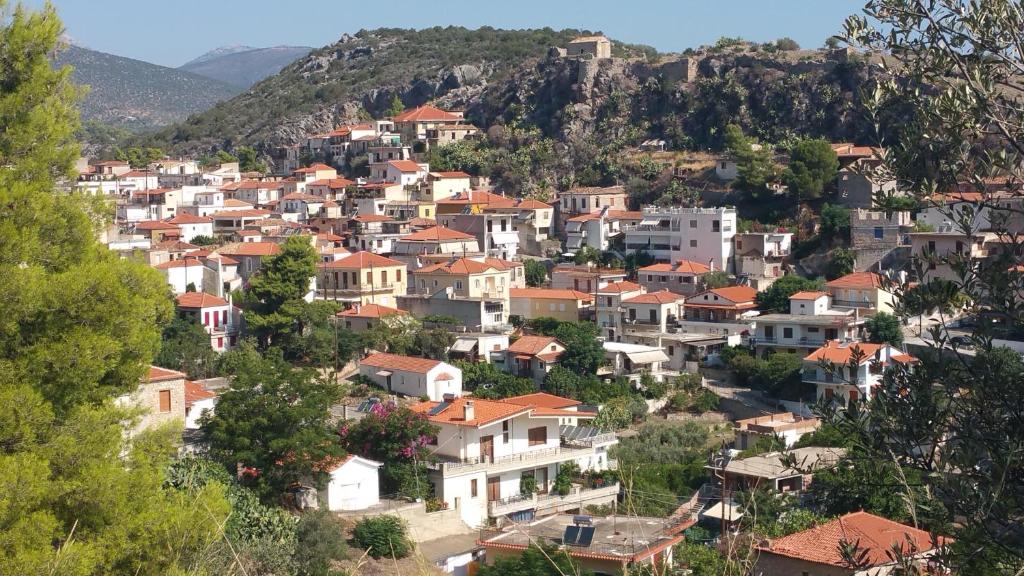 eine kleine Stadt auf einem Hügel mit Häusern in der Unterkunft Nea Epidavros view in Nea Epidavros