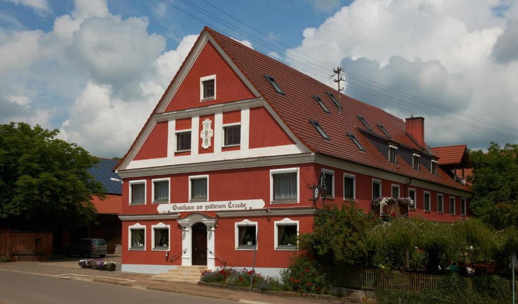 森登的住宿－Goldene Traube，红色屋顶的大型红色建筑