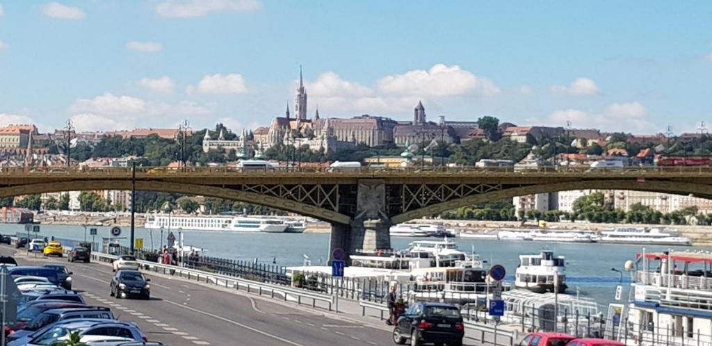 un puente sobre un río con barcos en el agua en River Center Apartment, en Budapest