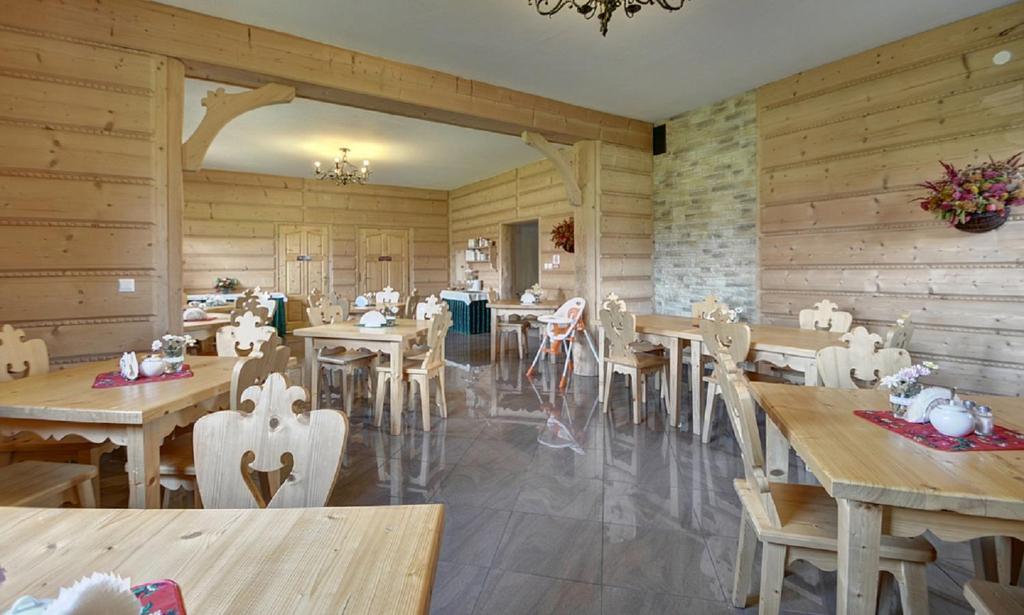 Reštaurácia alebo iné gastronomické zariadenie v ubytovaní Willa Płazówka Białczańska