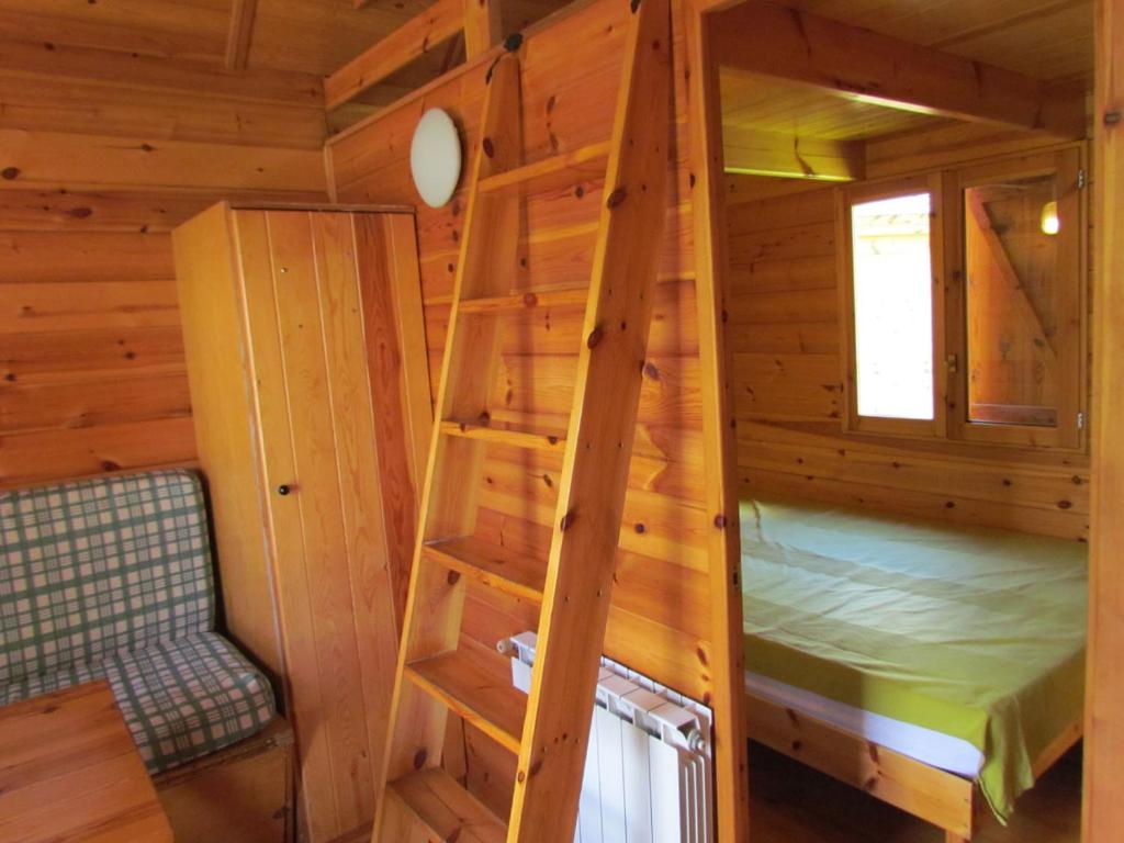 ボソストにあるCamping Espaliasの二段ベッド1組が備わる客室で、キャビン内には梯子があります。