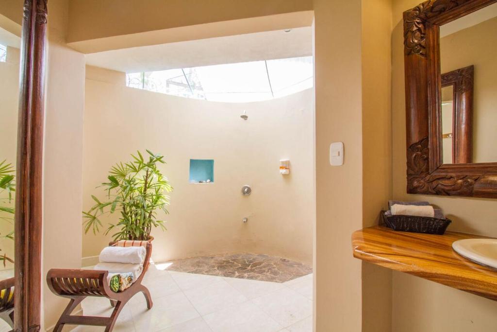 Koupelna v ubytování Tamarindo Village Hotel