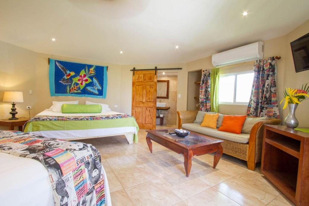 Postel nebo postele na pokoji v ubytování Tamarindo Village Hotel