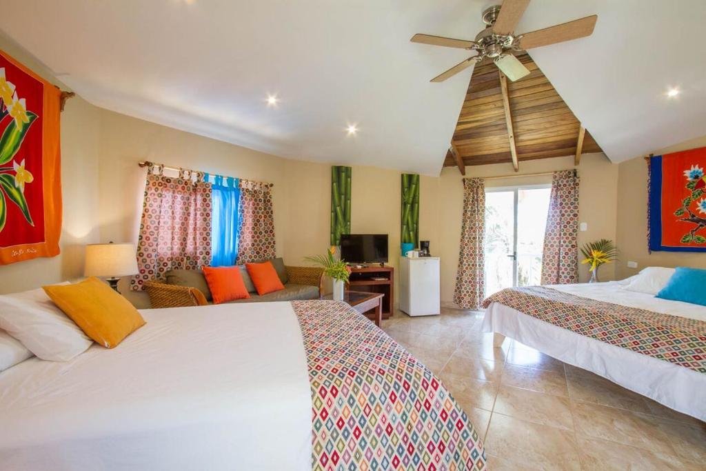 Postel nebo postele na pokoji v ubytování Tamarindo Village Hotel