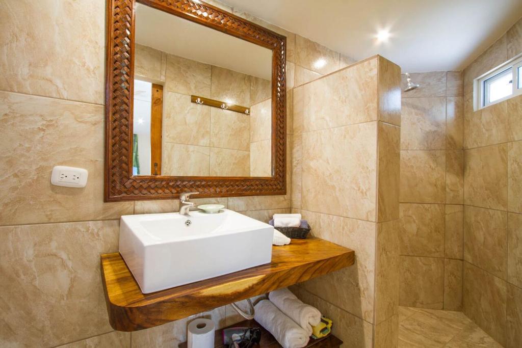 Koupelna v ubytování Tamarindo Village Hotel