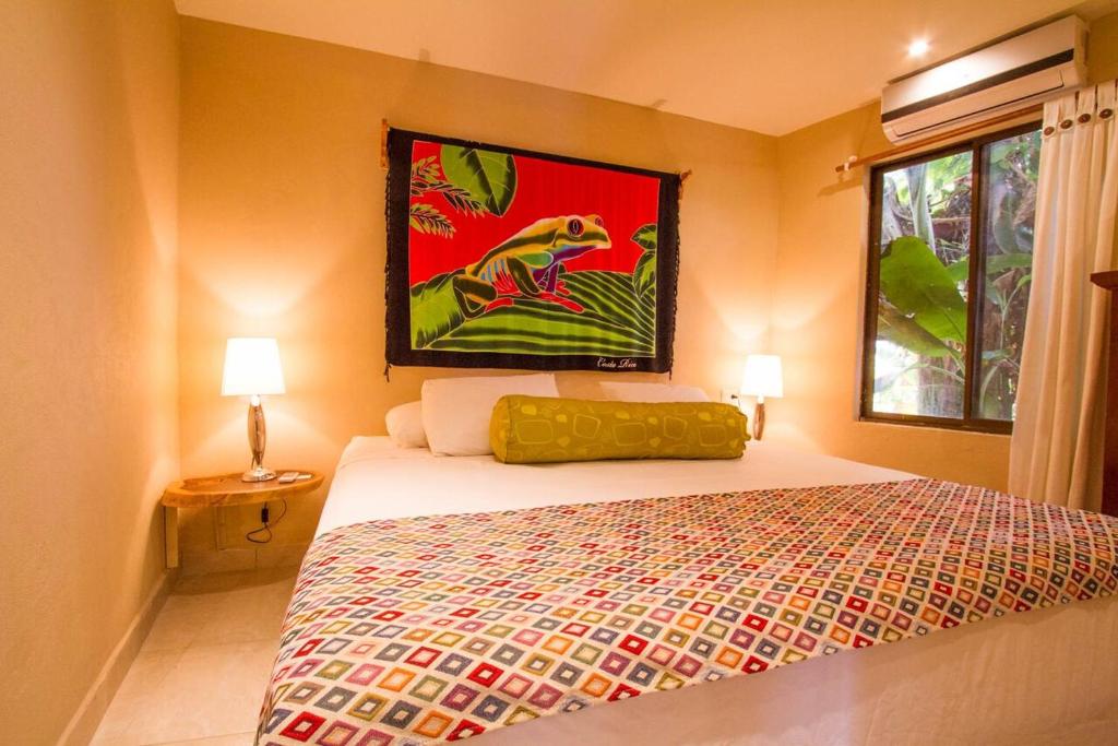 Postel nebo postele na pokoji v ubytování Tamarindo Village Hotel