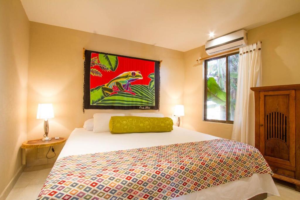 Postel nebo postele na pokoji v ubytování Tamarindo Village Hotel