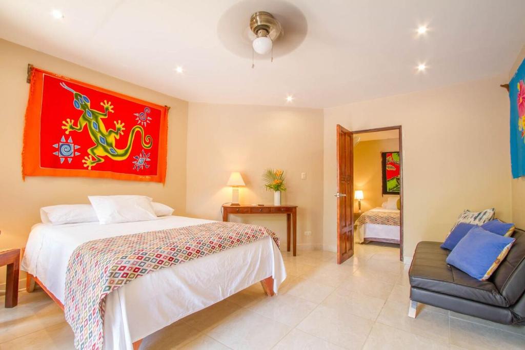 Postel nebo postele na pokoji v ubytování Tamarindo Village Hotel