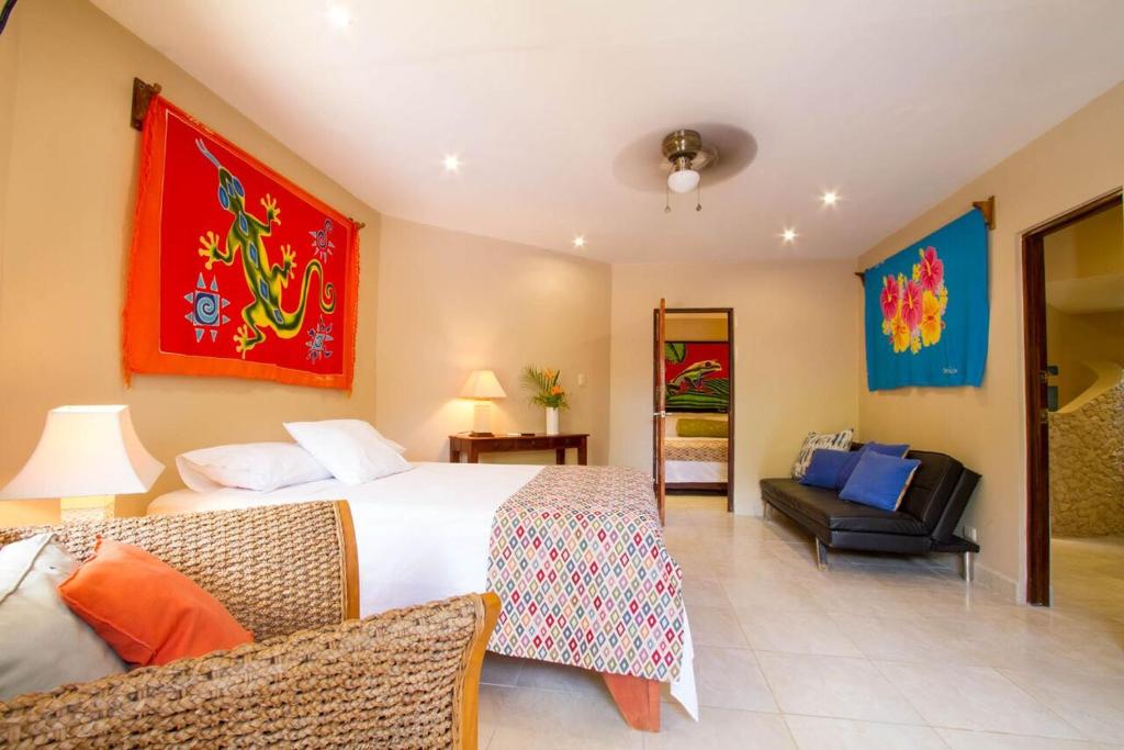 Postel nebo postele na pokoji v ubytování Tamarindo Village Hotel