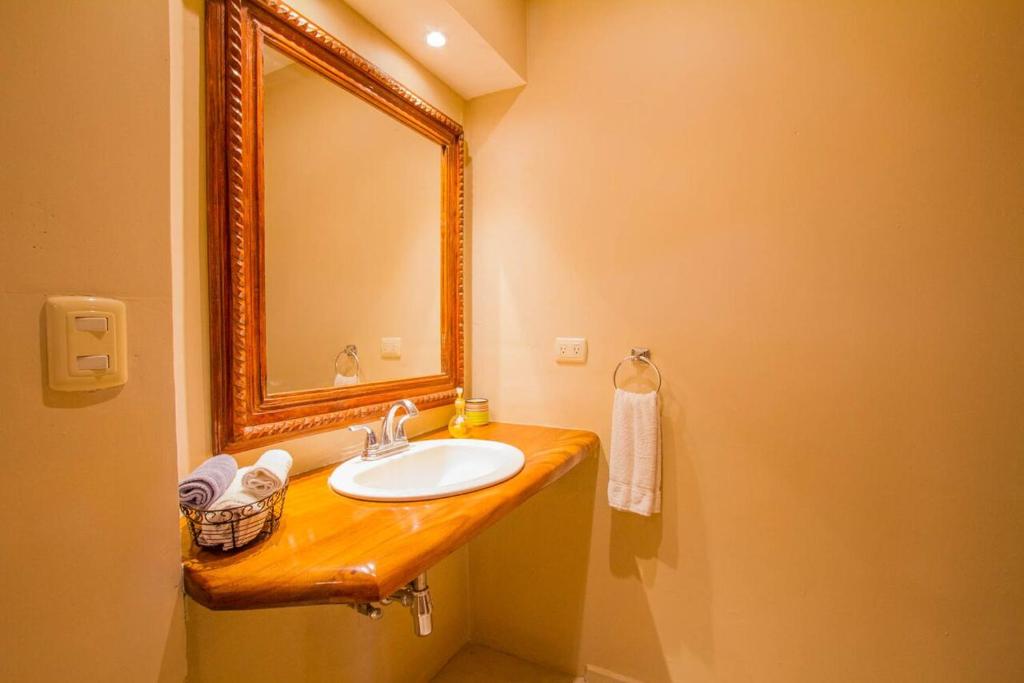 Koupelna v ubytování Tamarindo Village Hotel