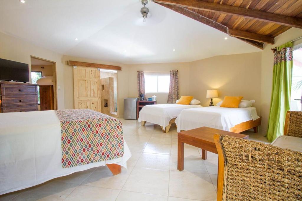 Postel nebo postele na pokoji v ubytování Tamarindo Village Hotel