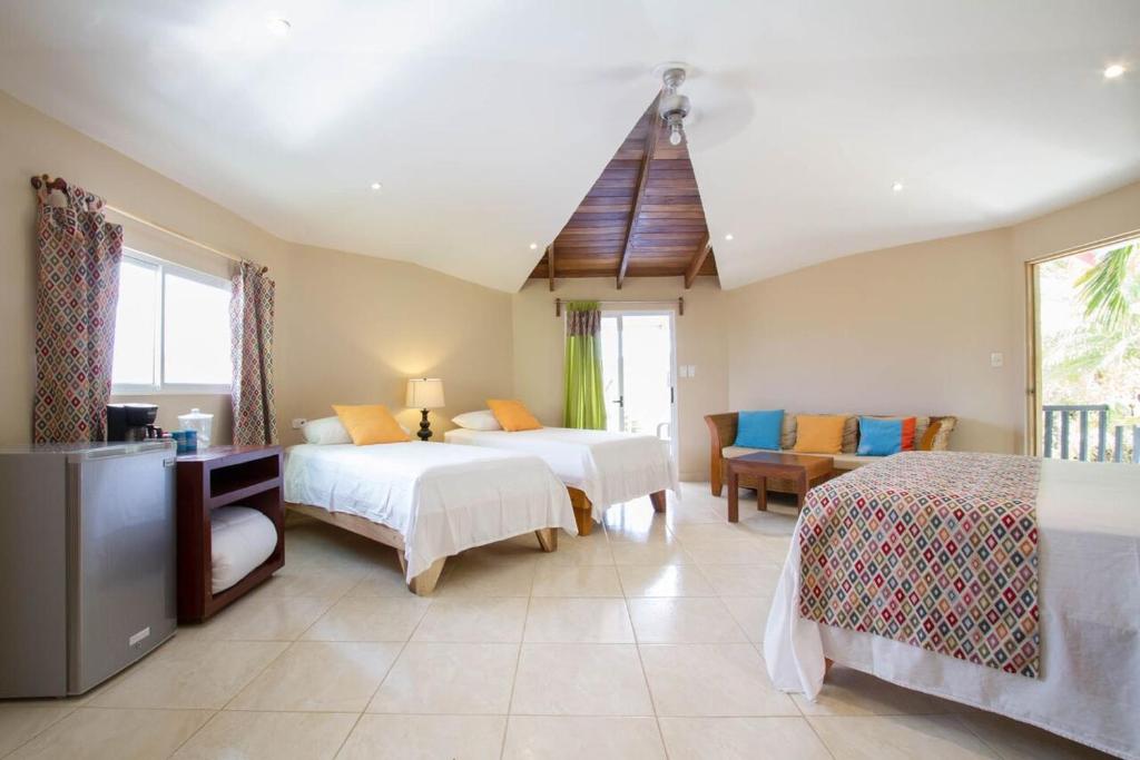 Postel nebo postele na pokoji v ubytování Tamarindo Village Hotel