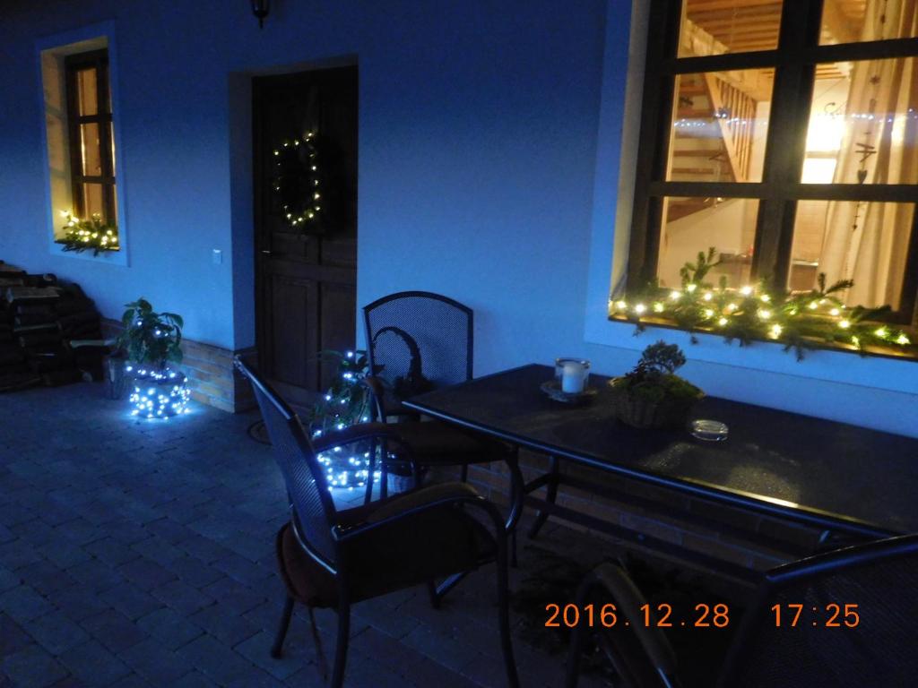 un comedor con una mesa y luces de Navidad en Sára-háza, en Gagyapáti