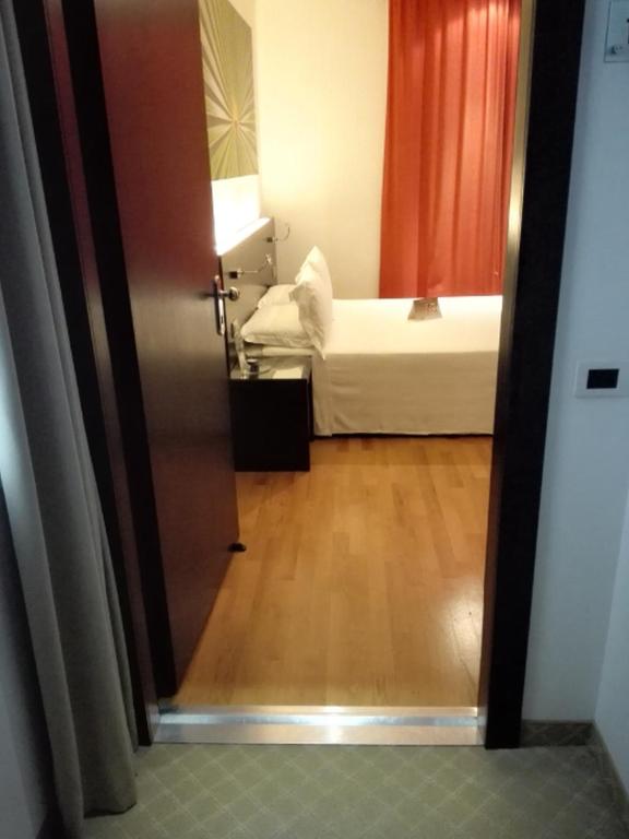 Postel nebo postele na pokoji v ubytování Card International Hotel