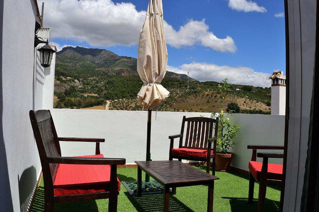 A general mountain view or a mountain view taken from the holiday home