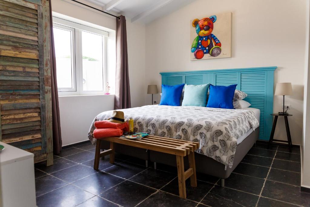 En eller flere senge i et værelse på Aruba Boutique Apartments - Adults Only
