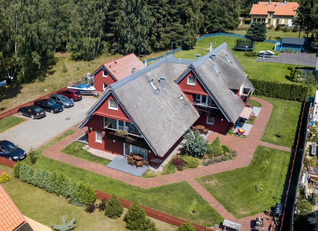 uma vista aérea de uma casa com um quintal em Atostogos Pervalkoje em Pervalka
