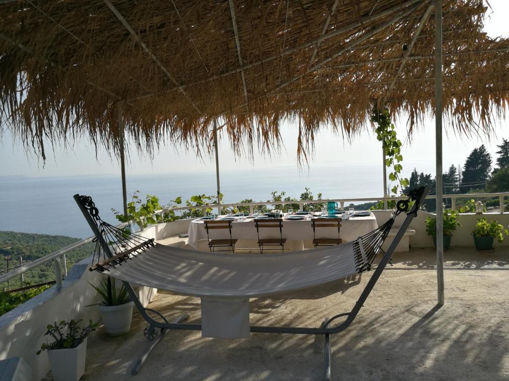 una hamaca en un patio con vistas al océano en Piqeras Relax Guest House, en Piqeras
