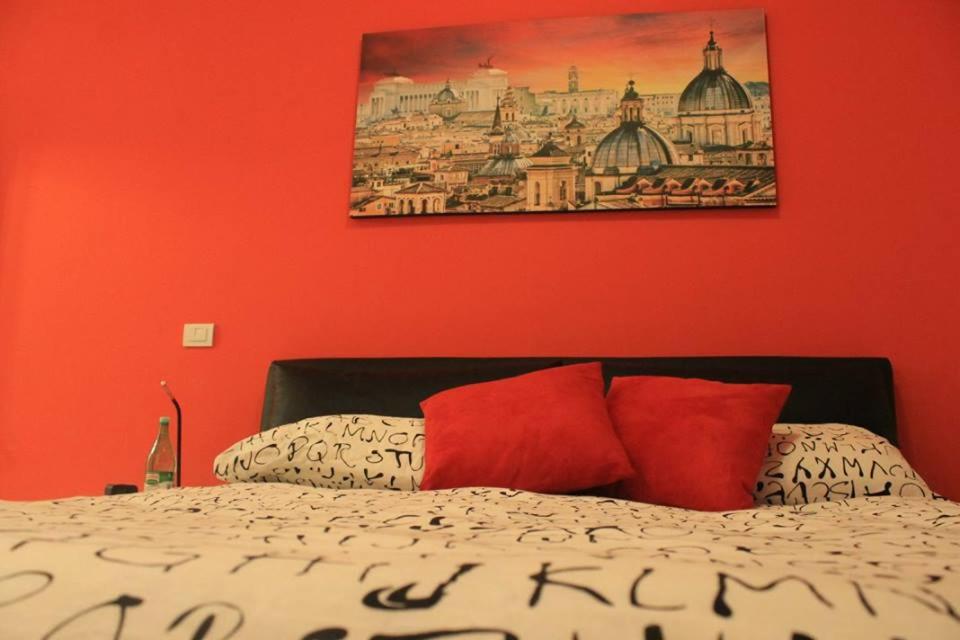 een bed met twee kussens en een schilderij aan de muur bij Amelia 5 in Rome