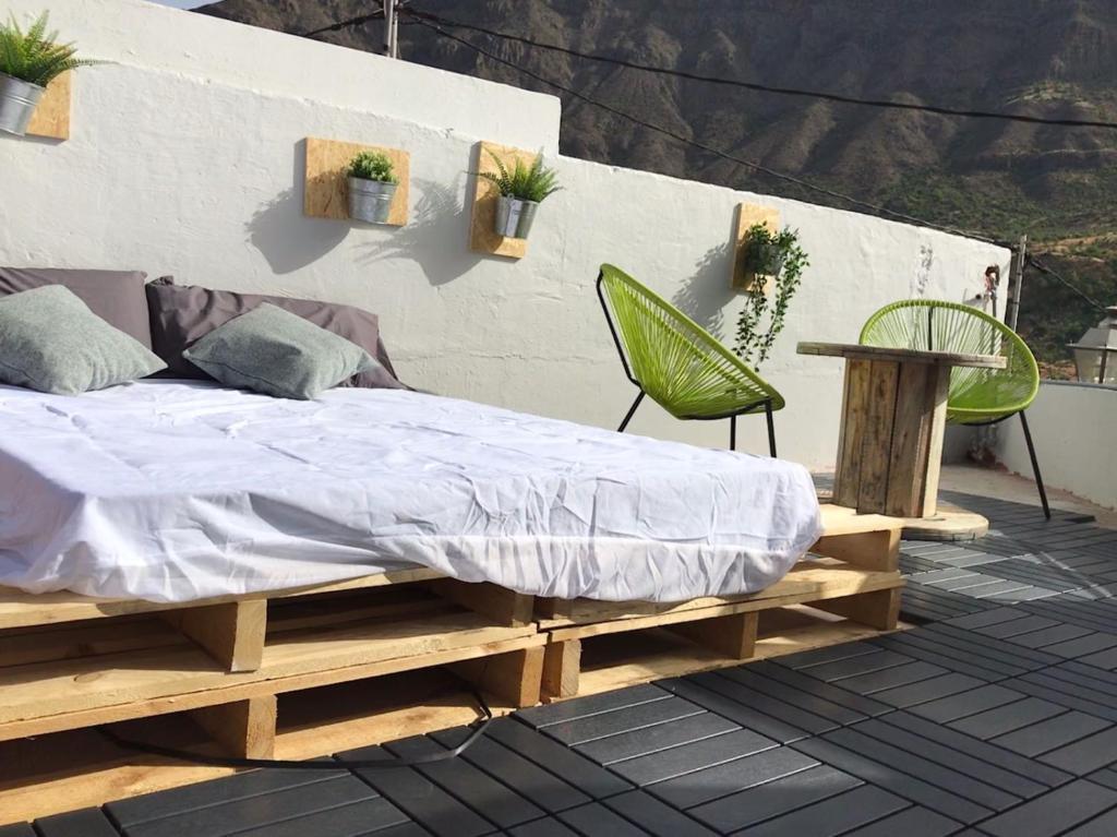 サンタ・ルシアにあるLa Casa de Tirajana free wifi 600 mbのベッド1台(テーブル、椅子付)