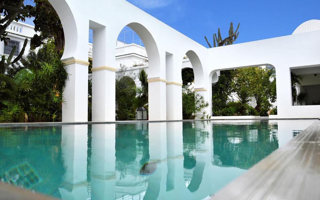- une piscine dans une villa avec eau bleue dans l'établissement Dar El Gaied, à Nabeul