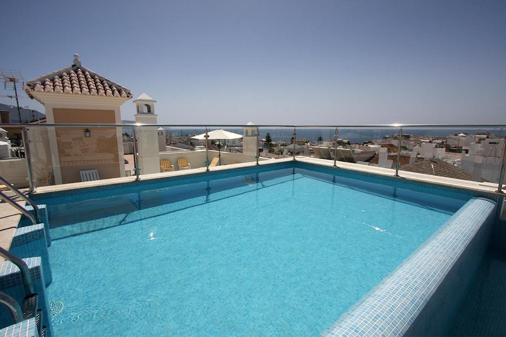 una gran piscina en la parte superior de un edificio en Apartamentos La Botica de Nerja, en Nerja