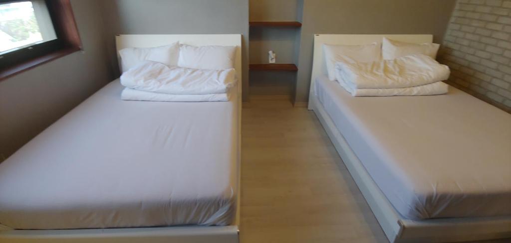 Ένα ή περισσότερα κρεβάτια σε δωμάτιο στο White Windmill Guesthouse