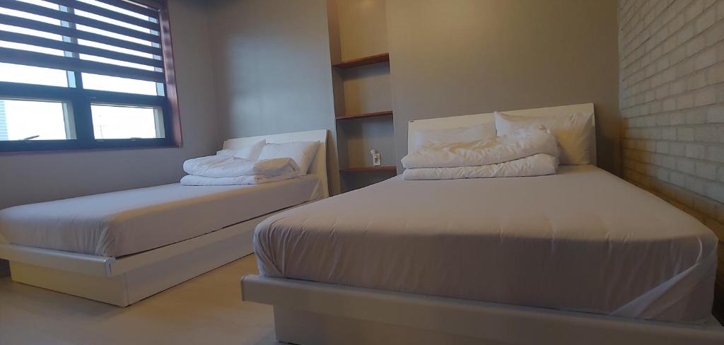 Ένα ή περισσότερα κρεβάτια σε δωμάτιο στο White Windmill Guesthouse