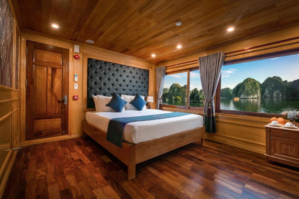 1 dormitorio con cama y ventana grande en Venezia Cruises en Ha Long