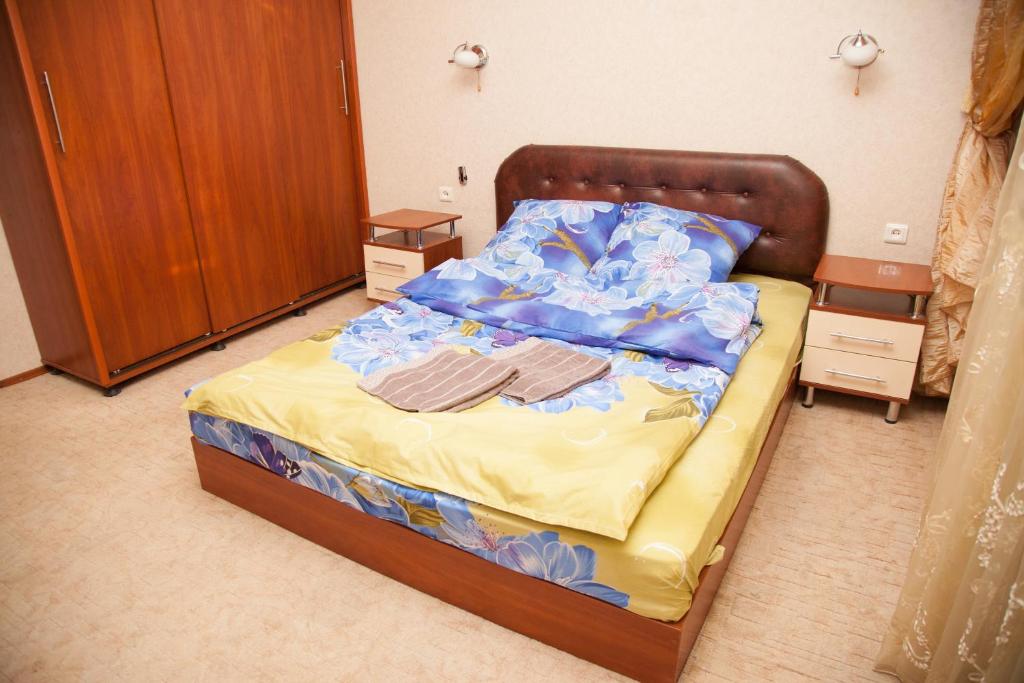 ザポリージャにある2 Rooms Apartment 80 Nezalezhnoi Ukrainy Str. Luxury class. Centreのベッドルーム1室(木製ヘッドボード付きのベッド1台付)