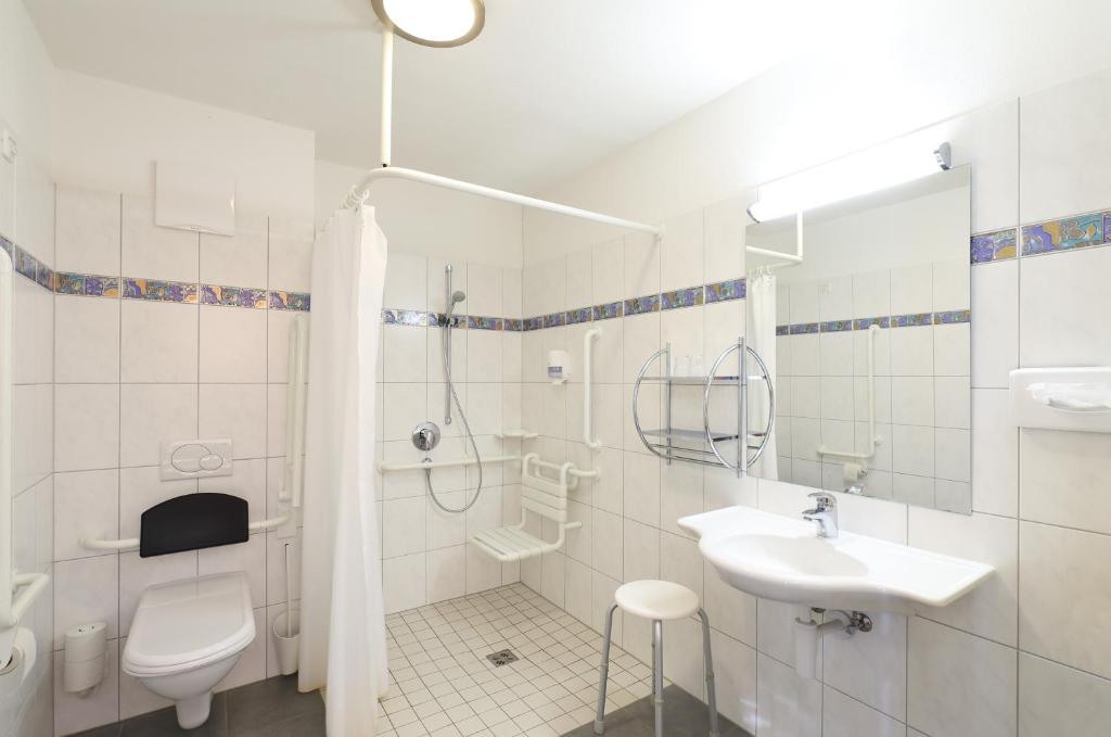 A bathroom at Gasthaus-Landhotel Traunstein