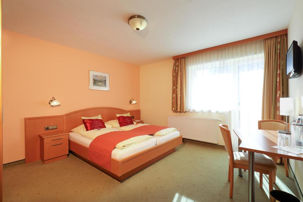 A bed or beds in a room at Gasthaus-Landhotel Traunstein