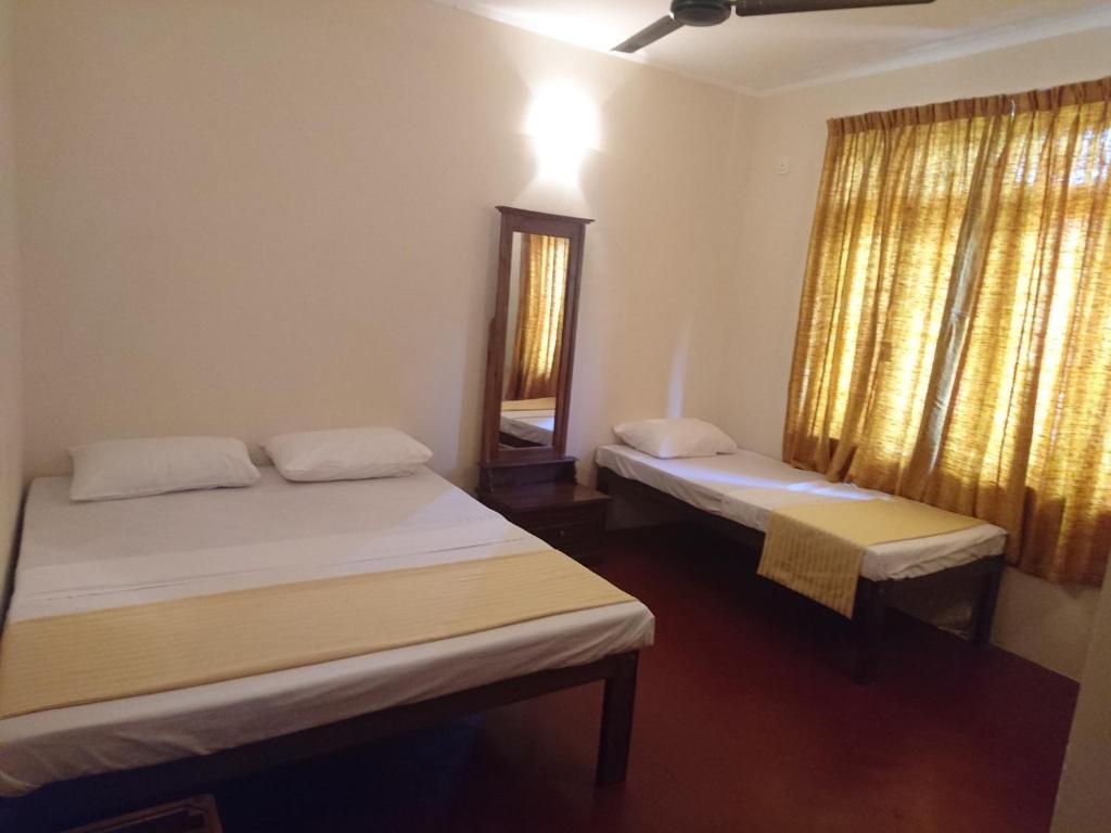 Postel nebo postele na pokoji v ubytování Shiva Rest Katharagama