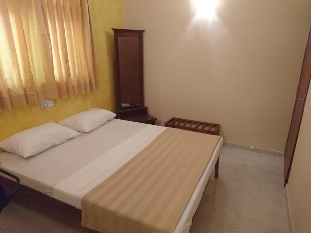 Postel nebo postele na pokoji v ubytování Shiva Rest Katharagama